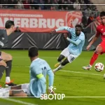 SBOTOP: Mees Hilgers Tak Berdaya | FC Twente Terkalahkan 0-2 oleh Lazio di Laga Eropa